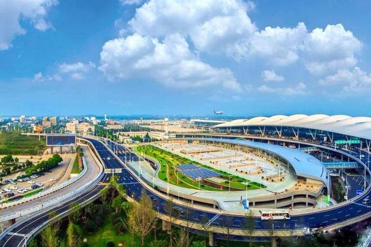 um grande estádio com uma estrada ao lado de uma rodovia