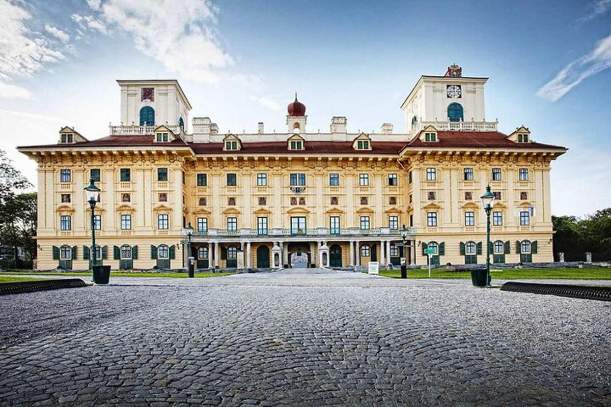 velká žlutá budova s věží na vrcholu