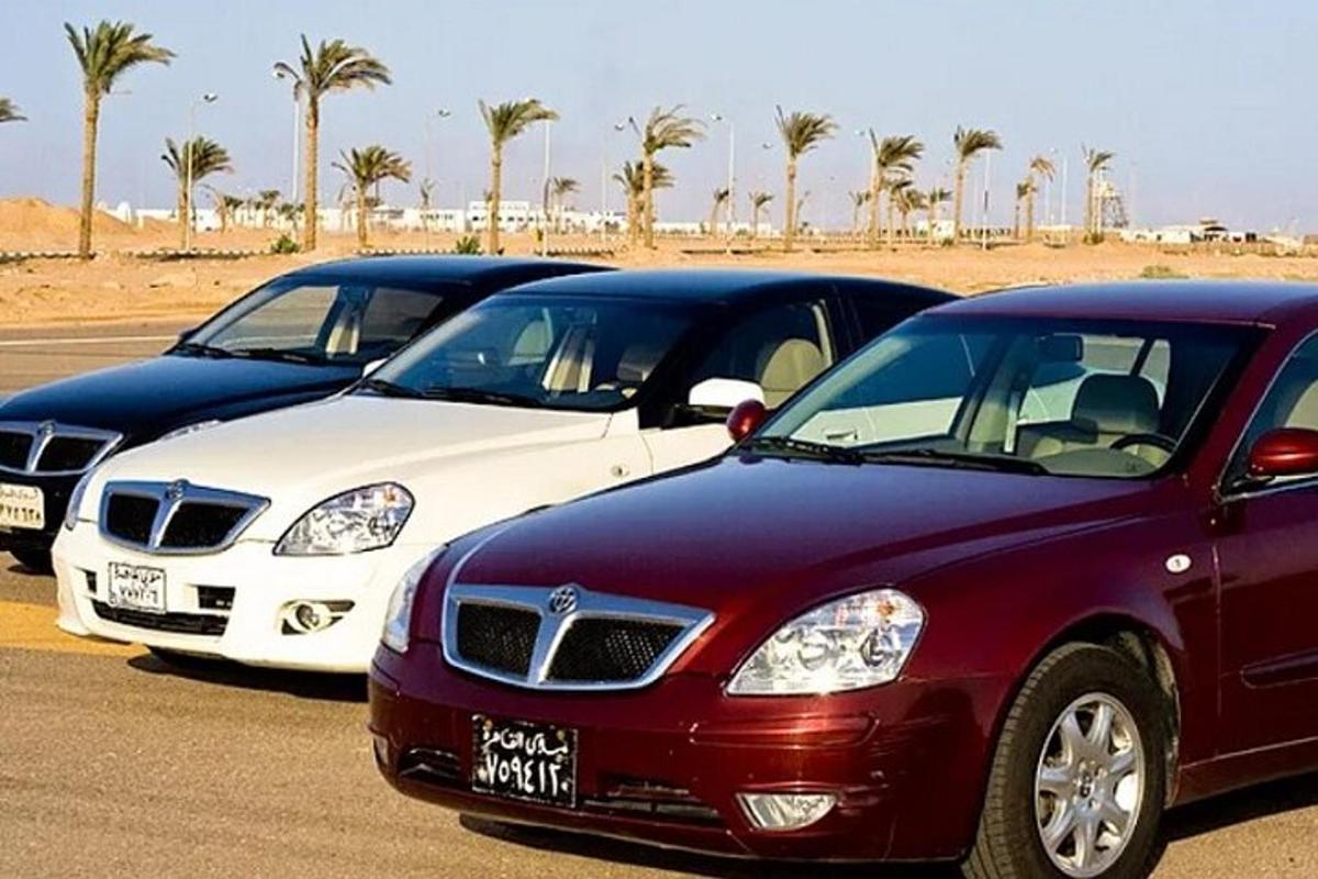 tiga buah kereta diletakkan di tempat letak kereta di pantai