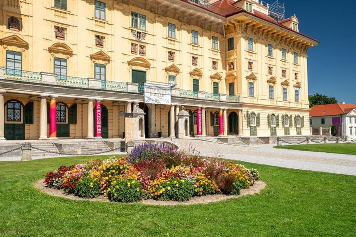 un gran edifici amb un jardí de flors al davant