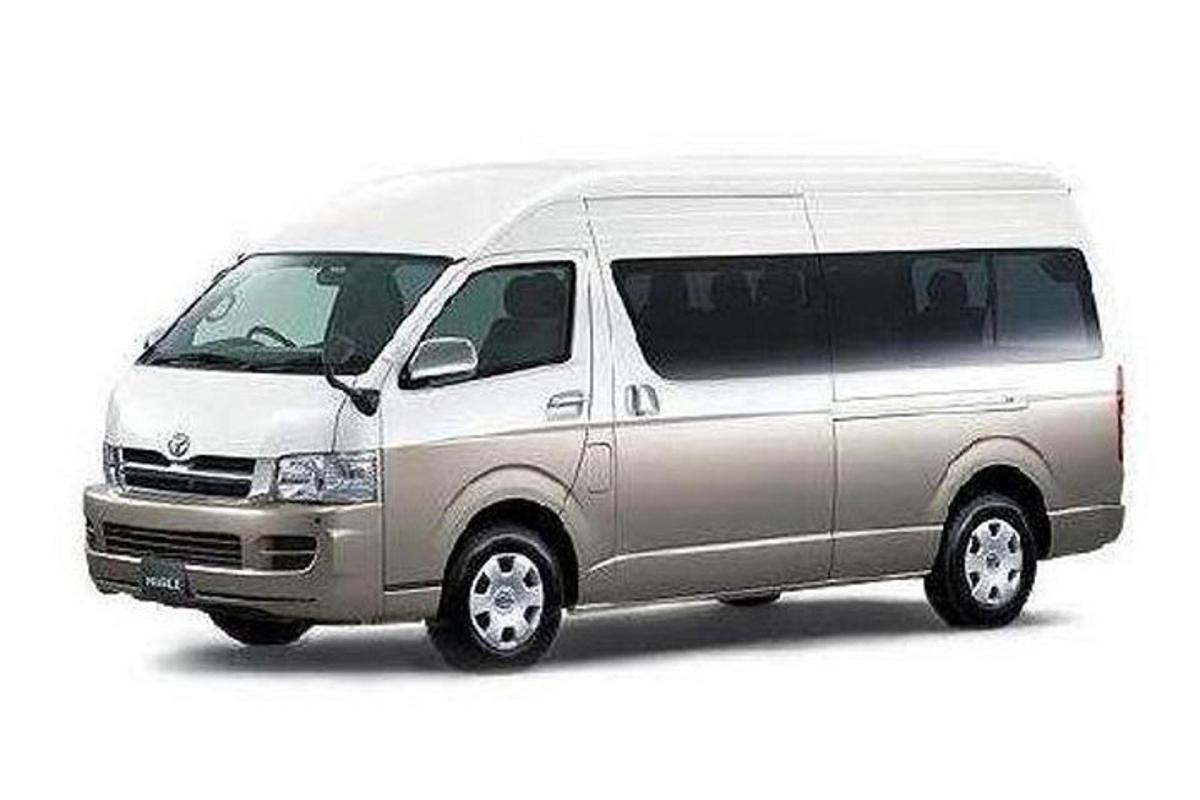uma van prateada estacionada em um fundo branco