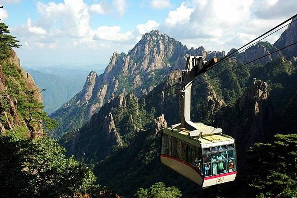 un teleférico volando sobre las montañas