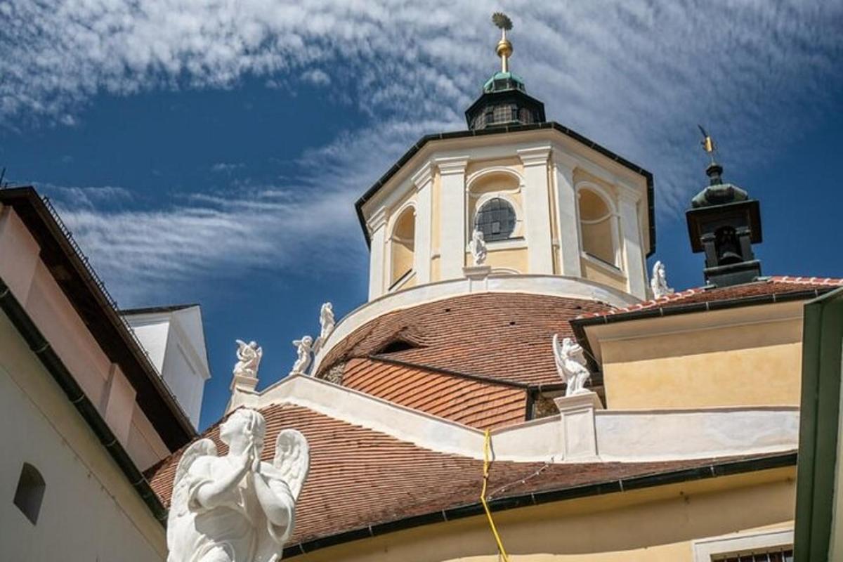 budova s hodinovou věží na vrcholu