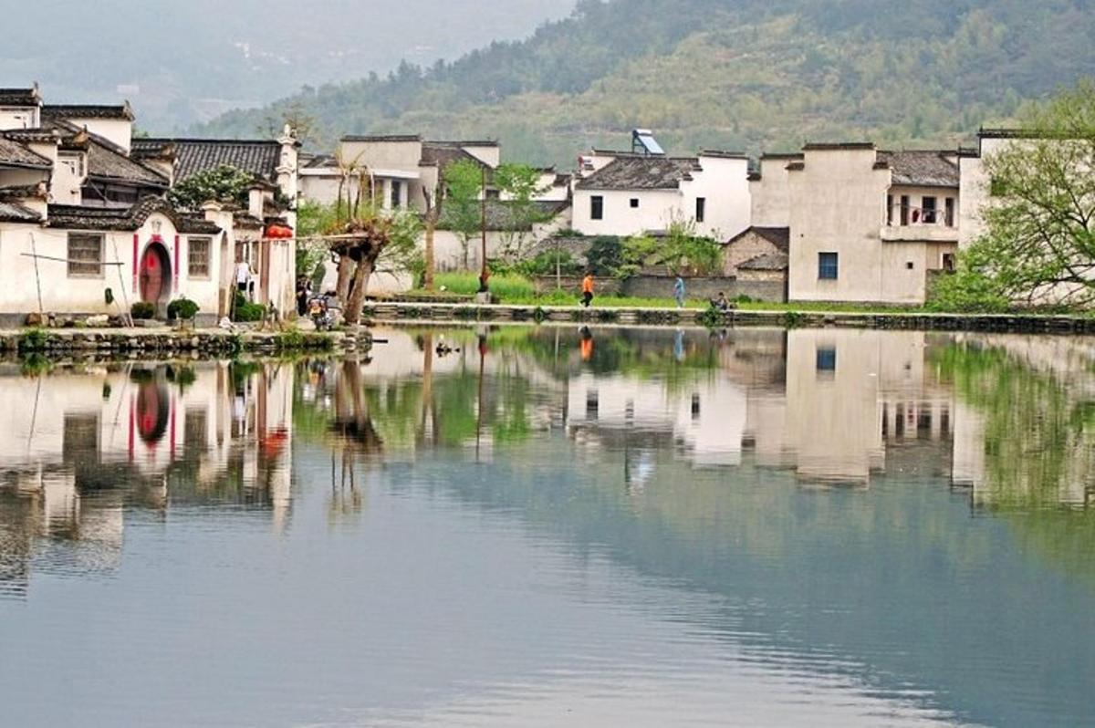 una città con un grande specchio d'acqua con case