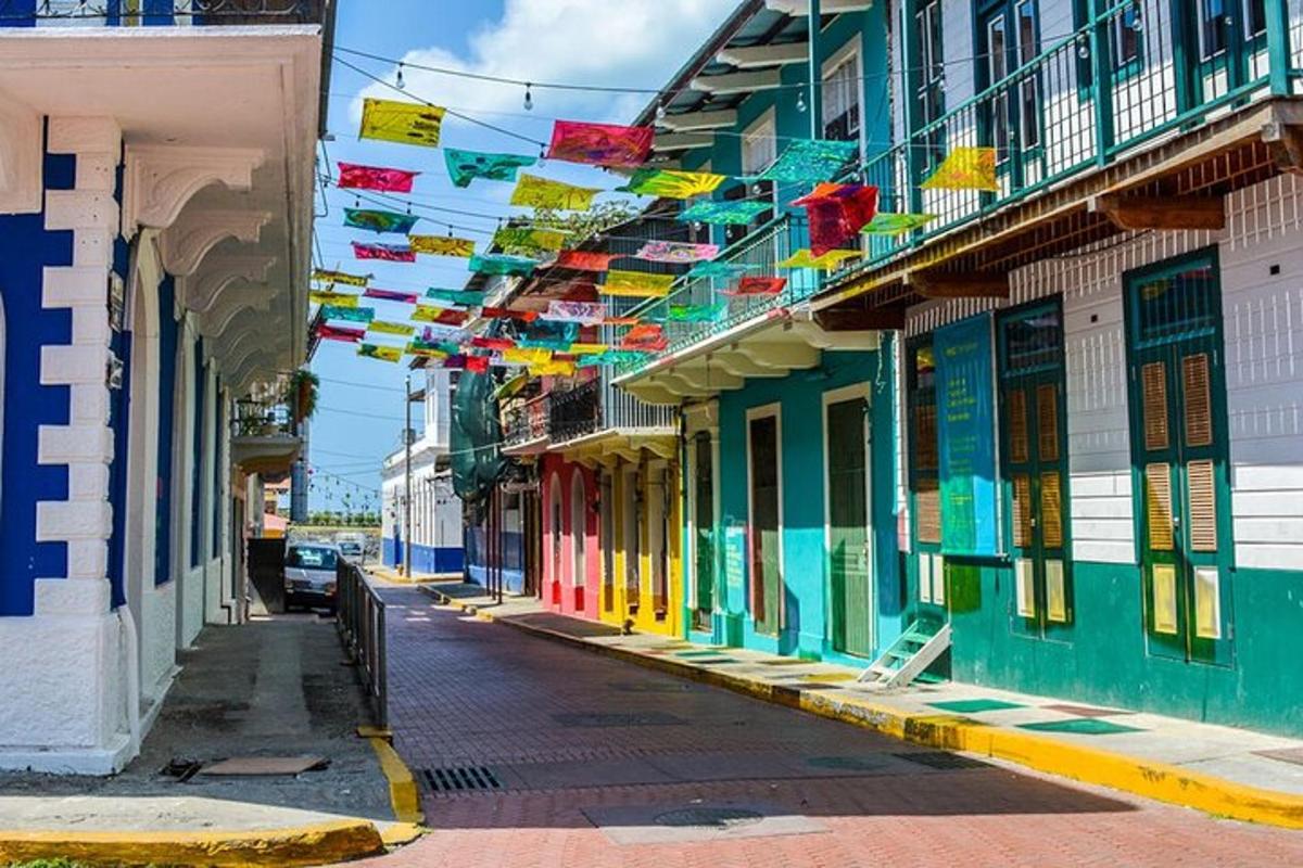 uma rua da cidade com prédios coloridos e bandeiras