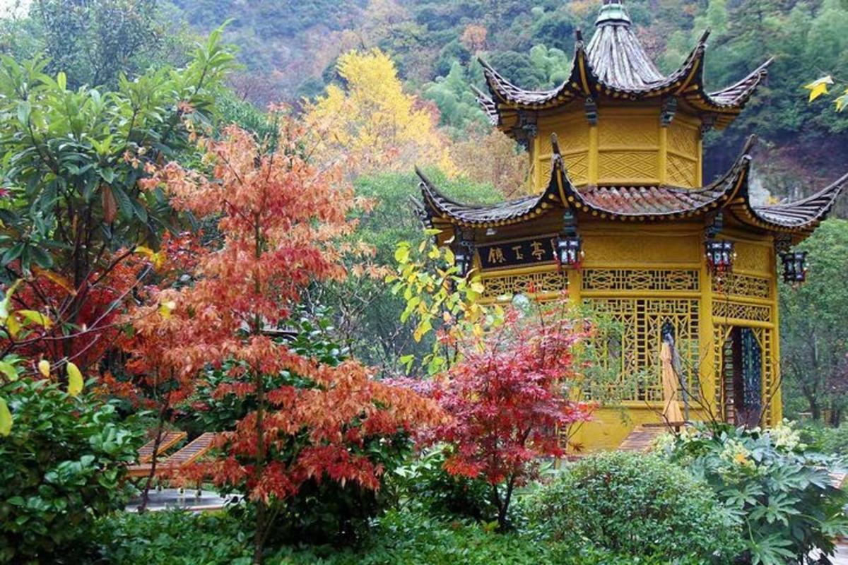 una pagoda groga al mig d'un jardí