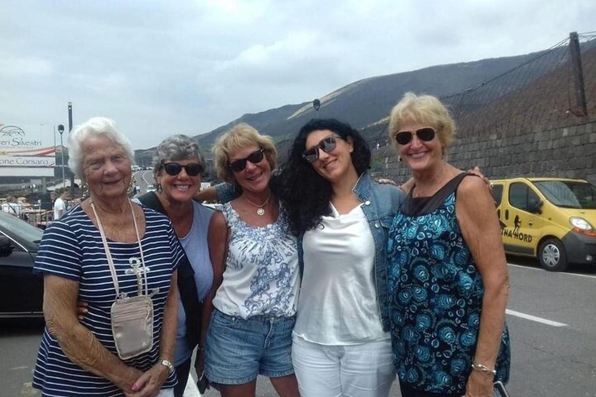 eine Gruppe von Frauen, die auf einer Straße für ein Foto posieren