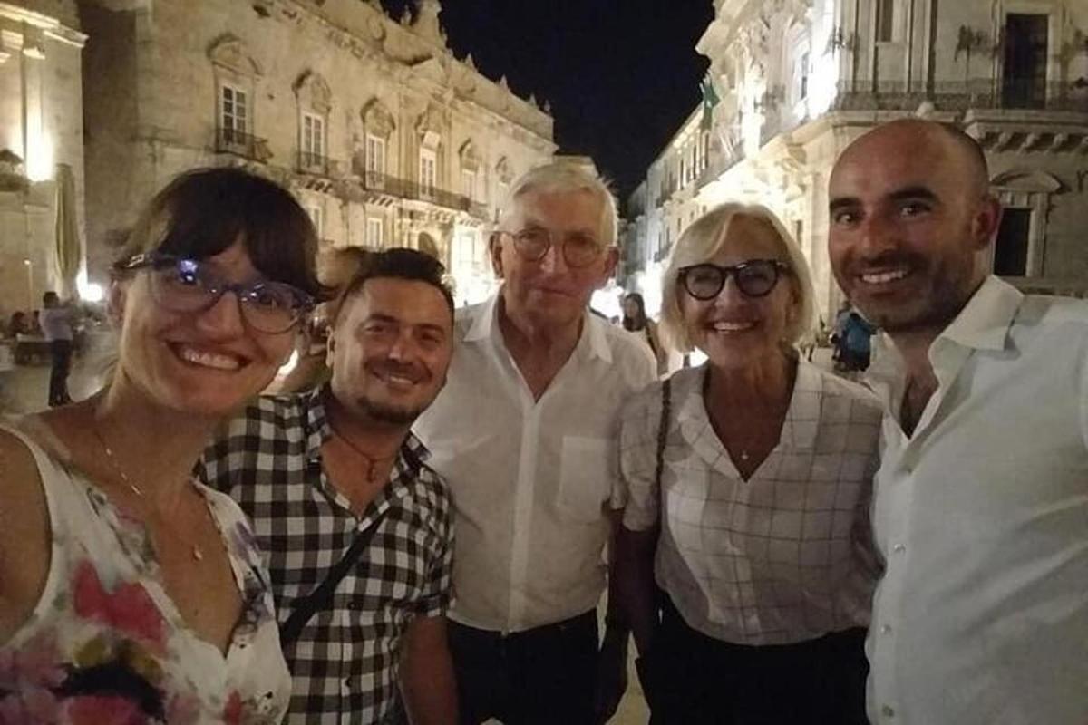 eine Gruppe von Menschen steht vor einem Gebäude