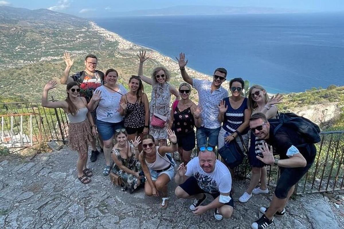 eine Gruppe von Menschen, die auf einem Berg für ein Foto posieren