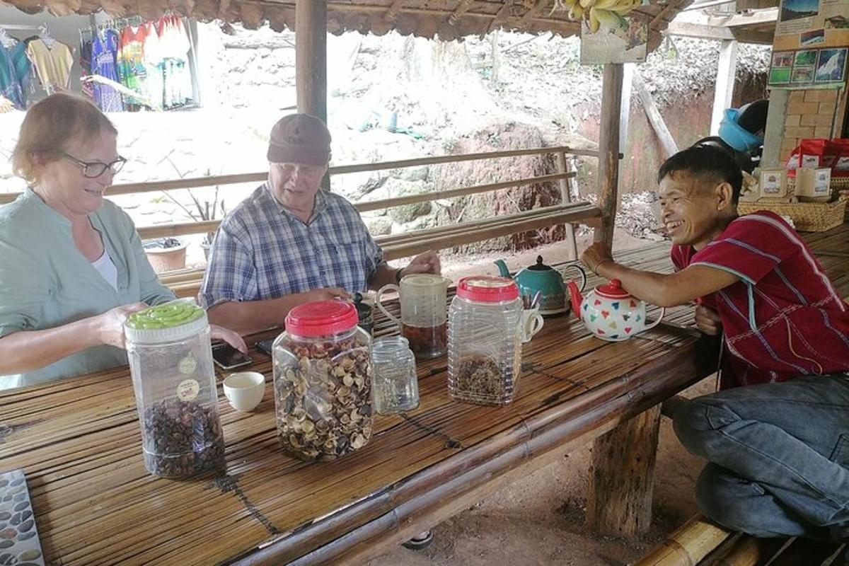 một nhóm người đang ngồi ở một cái bàn gỗ