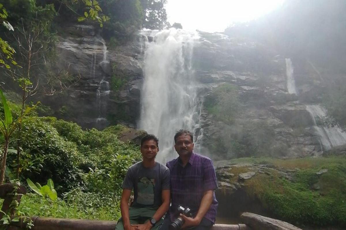 due uomini seduti davanti a una cascata