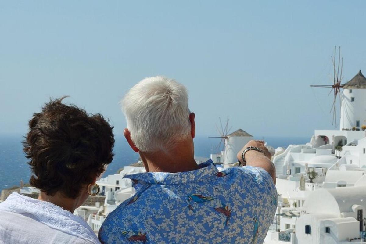 Muž a žena se dívají na výhled na Santorini