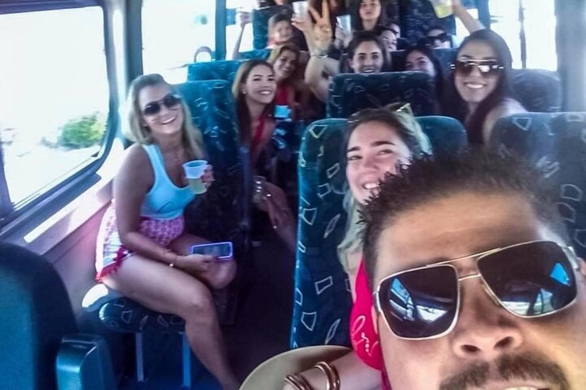 un grup de oameni care stau într-un autobuz
