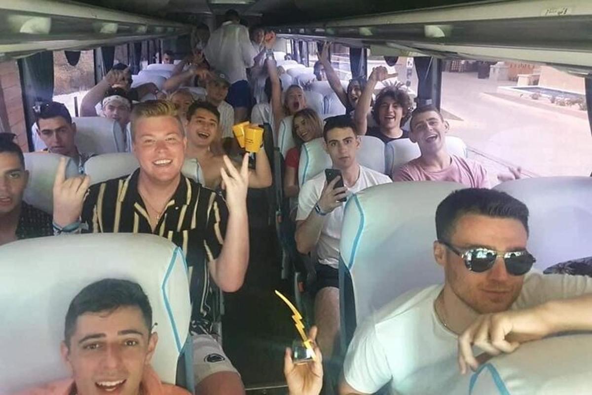 un grup de oameni care călătoresc într-un autobuz