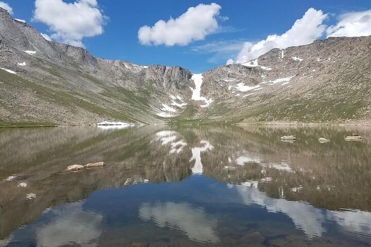 o reflexie a unui munte într-o întindere de apă