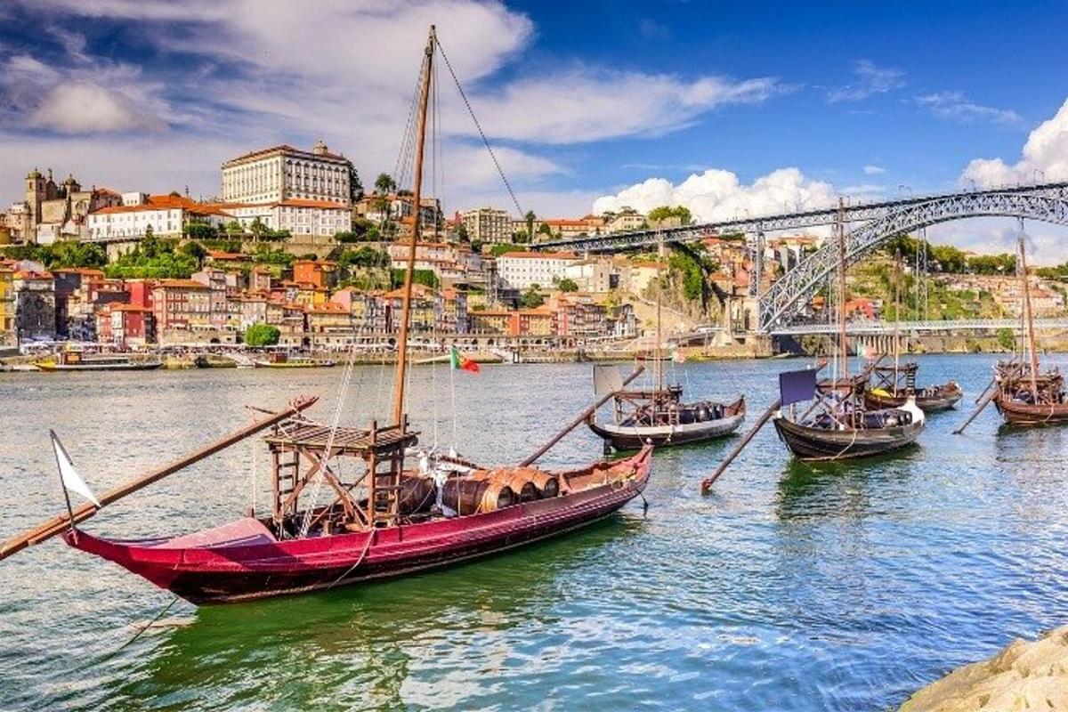 um grupo de barcos na água perto de uma cidade