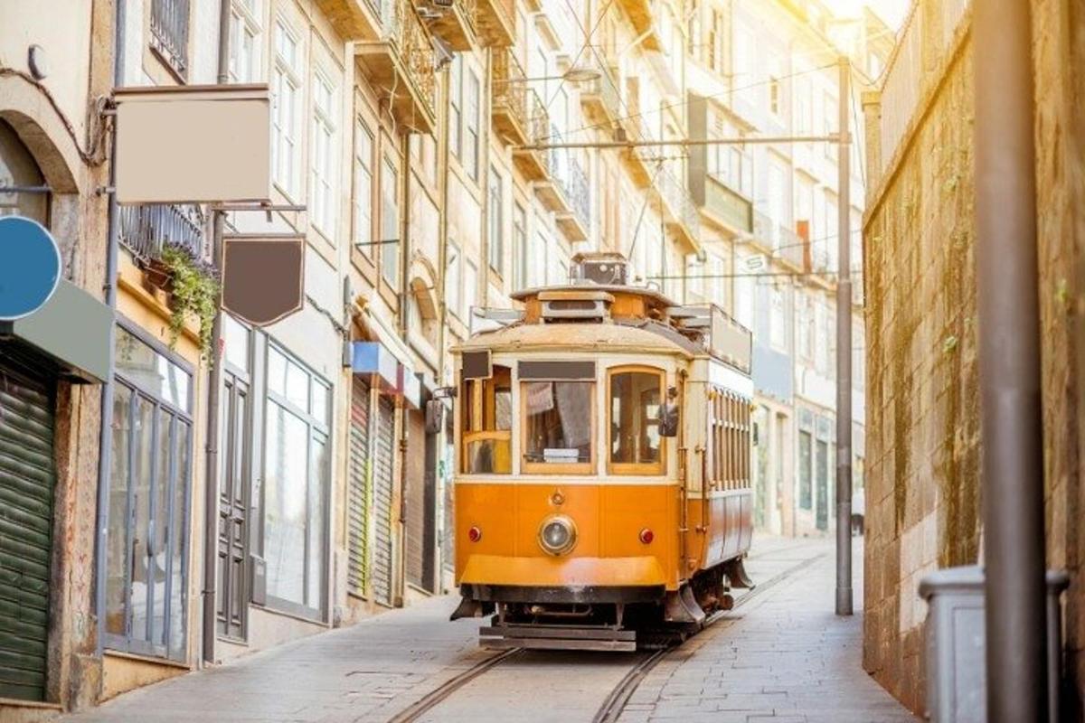 žltý električkový vozeň na ulici v meste