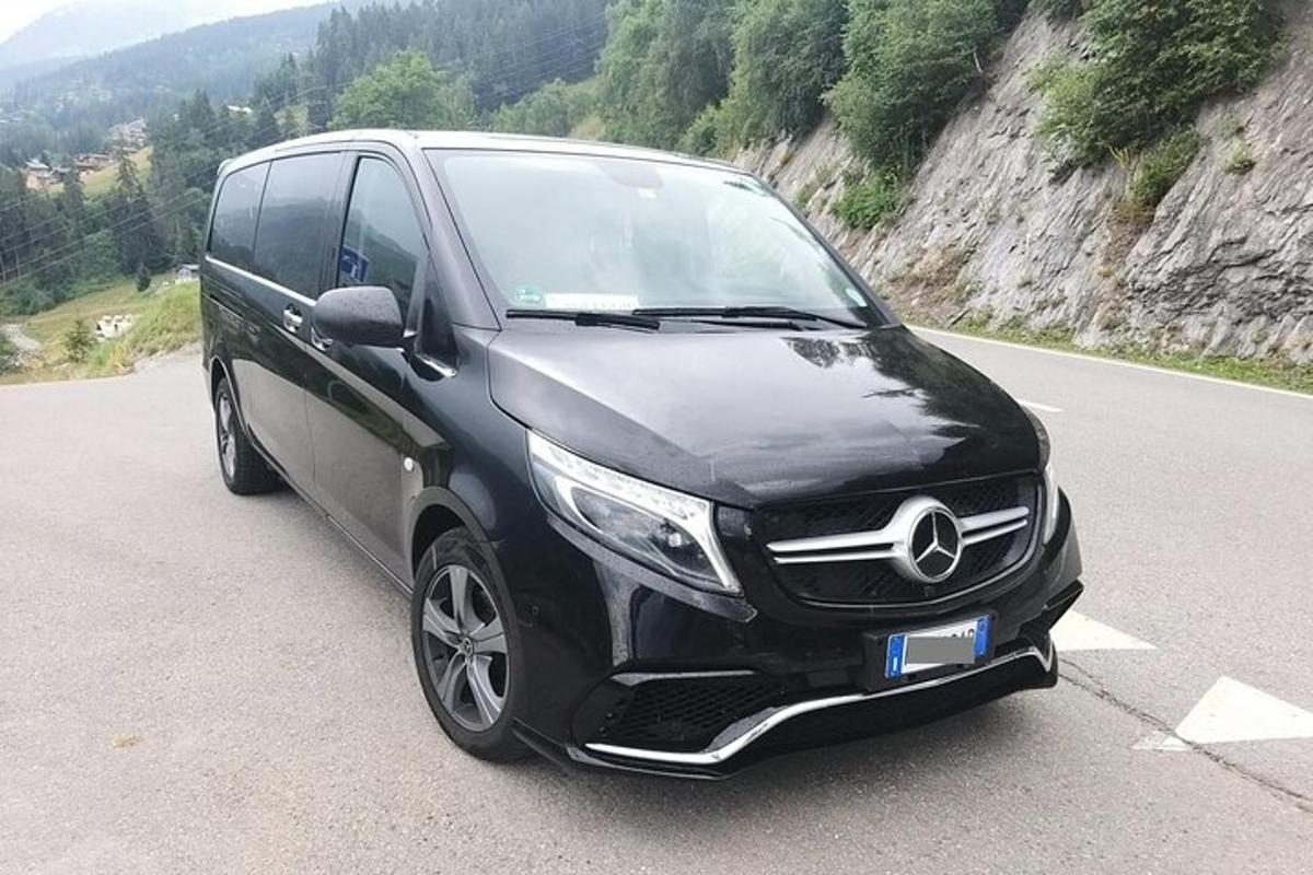 sebuah van Mercedes Benz hitam diparkir di jalan