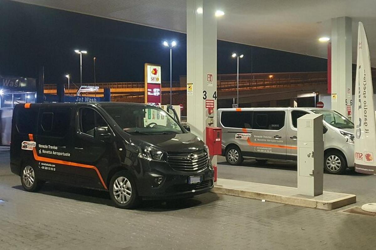 Ένα μαύρο βαν παρκαρισμένο σε βενζινάδικο τη νύχτα