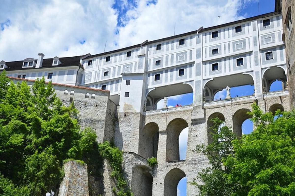o clădire mare și albă, cu arcade deasupra unui pod