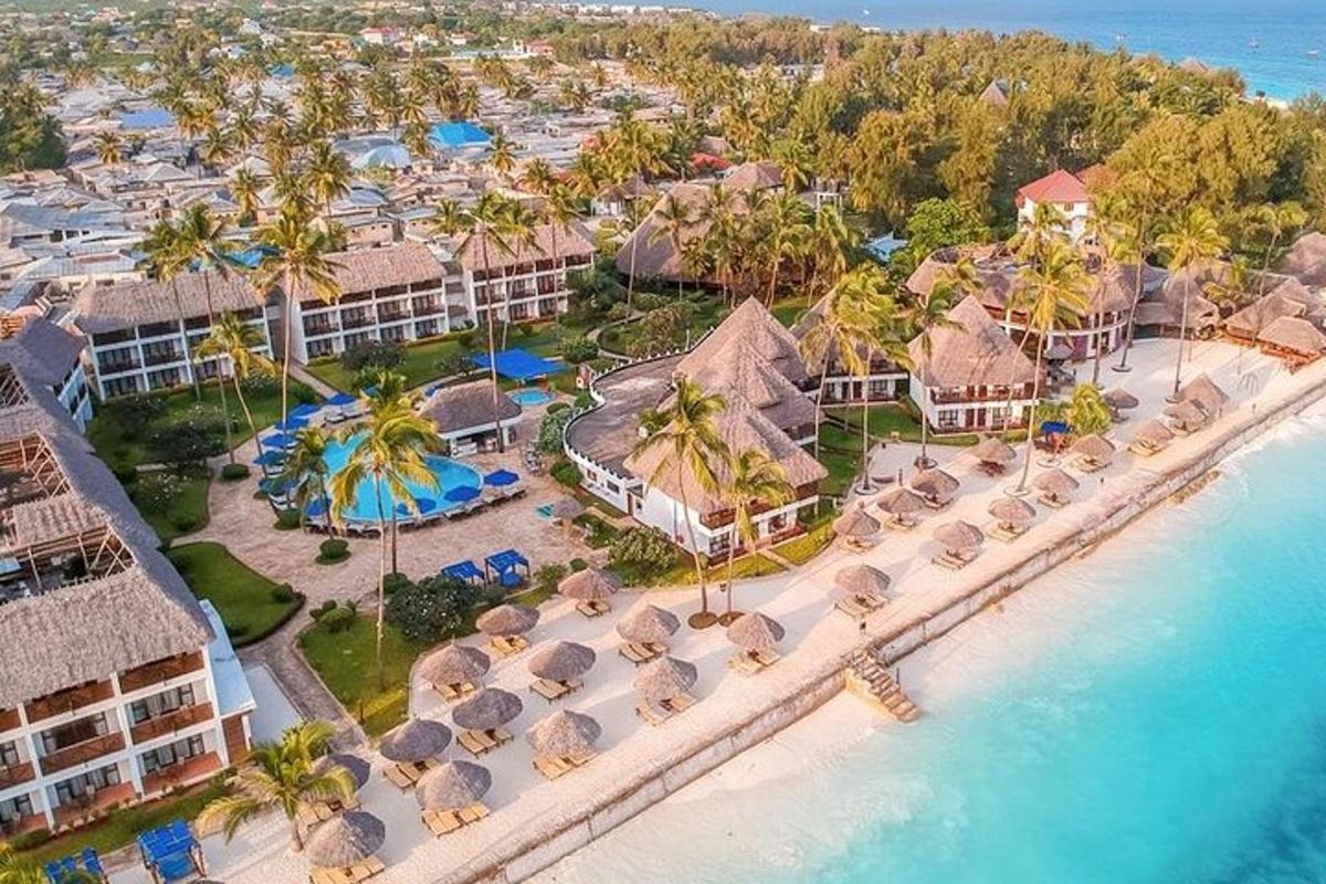şemsiyeli ve okyanuslu bir tatil köyünün havadan görünümü