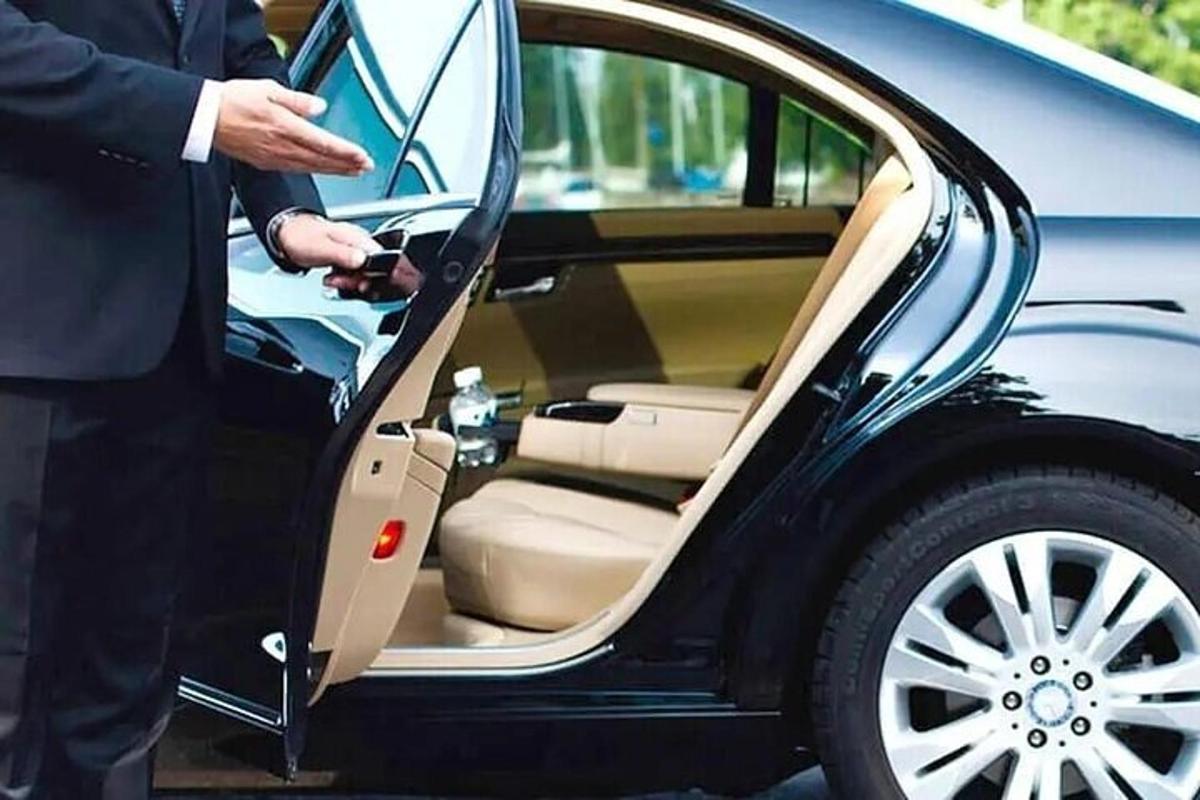 čovjek otvara vrata automobila