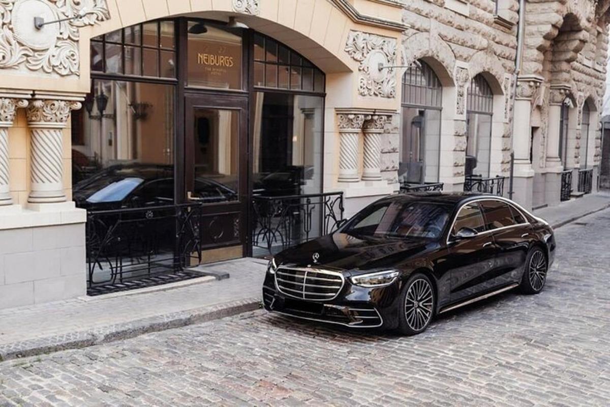 un'auto nera parcheggiata davanti a un edificio
