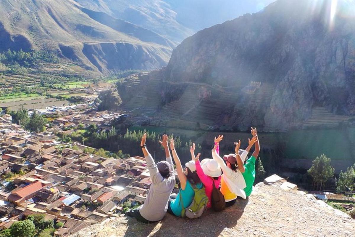 un grupo de personas sentadas en la cima de una montaña