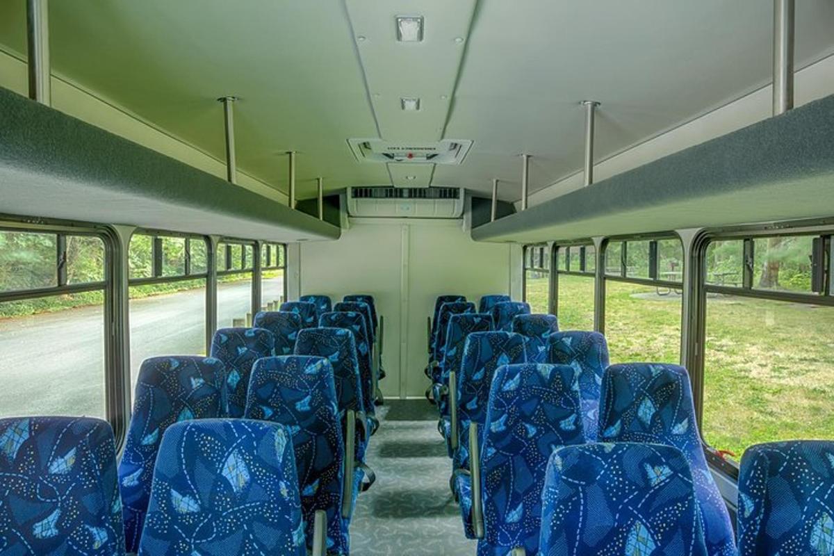 un autobus vuoto con sedili blu su un autobus
