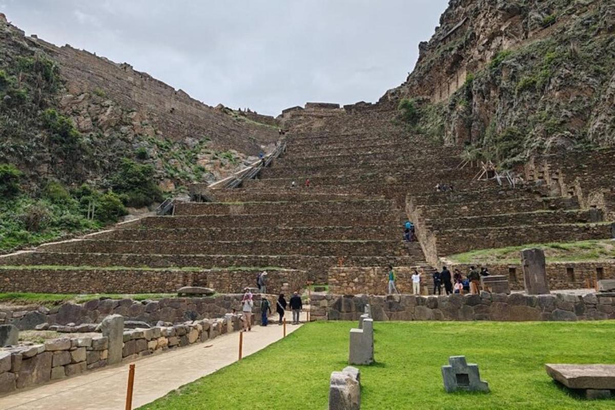 Un anfiteatro con gente de pie en el césped.