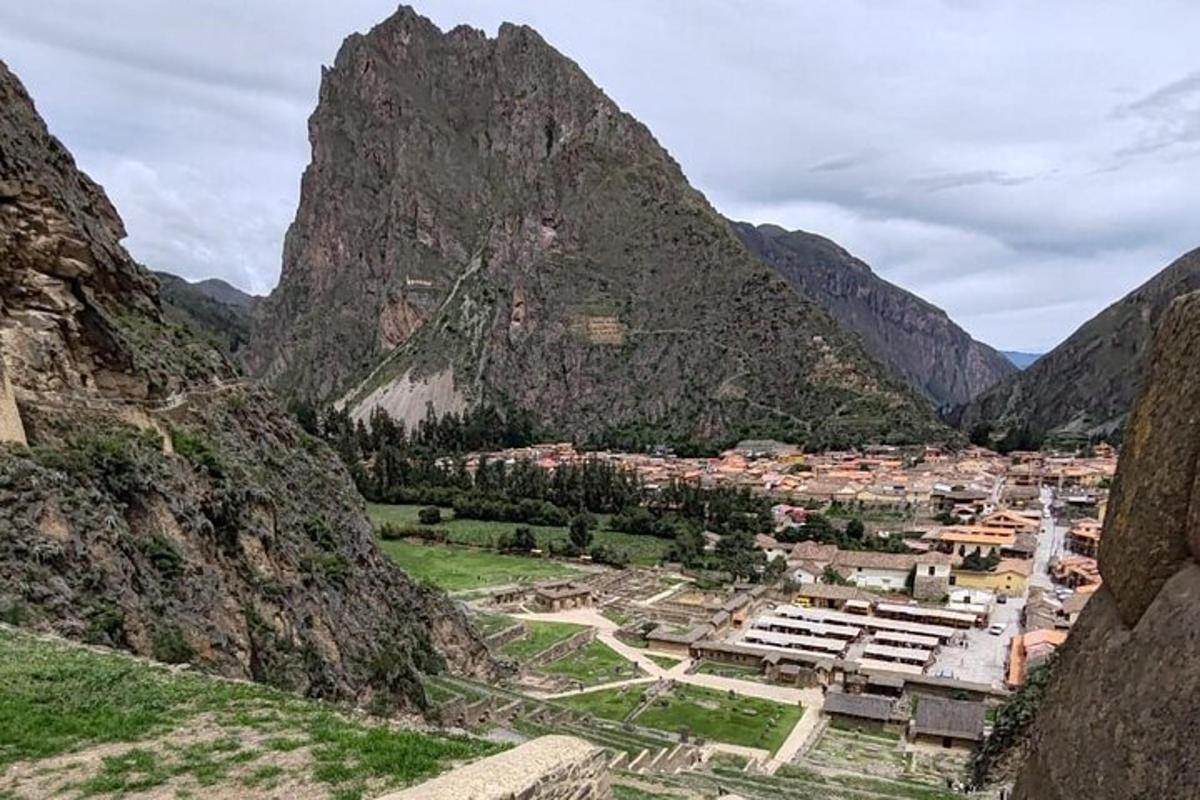 una vista de un pueblo en las montañas