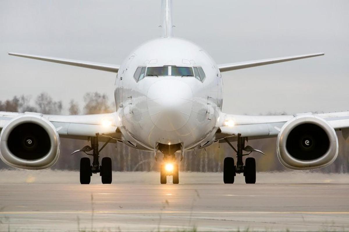 un avion stă pe pistă la un aeroport