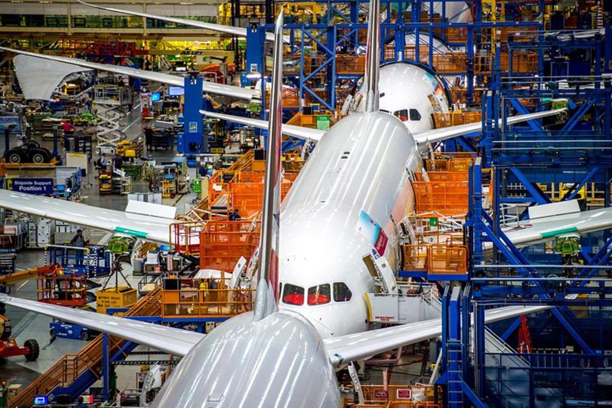 o fabrică cu două avioane într-un hangar