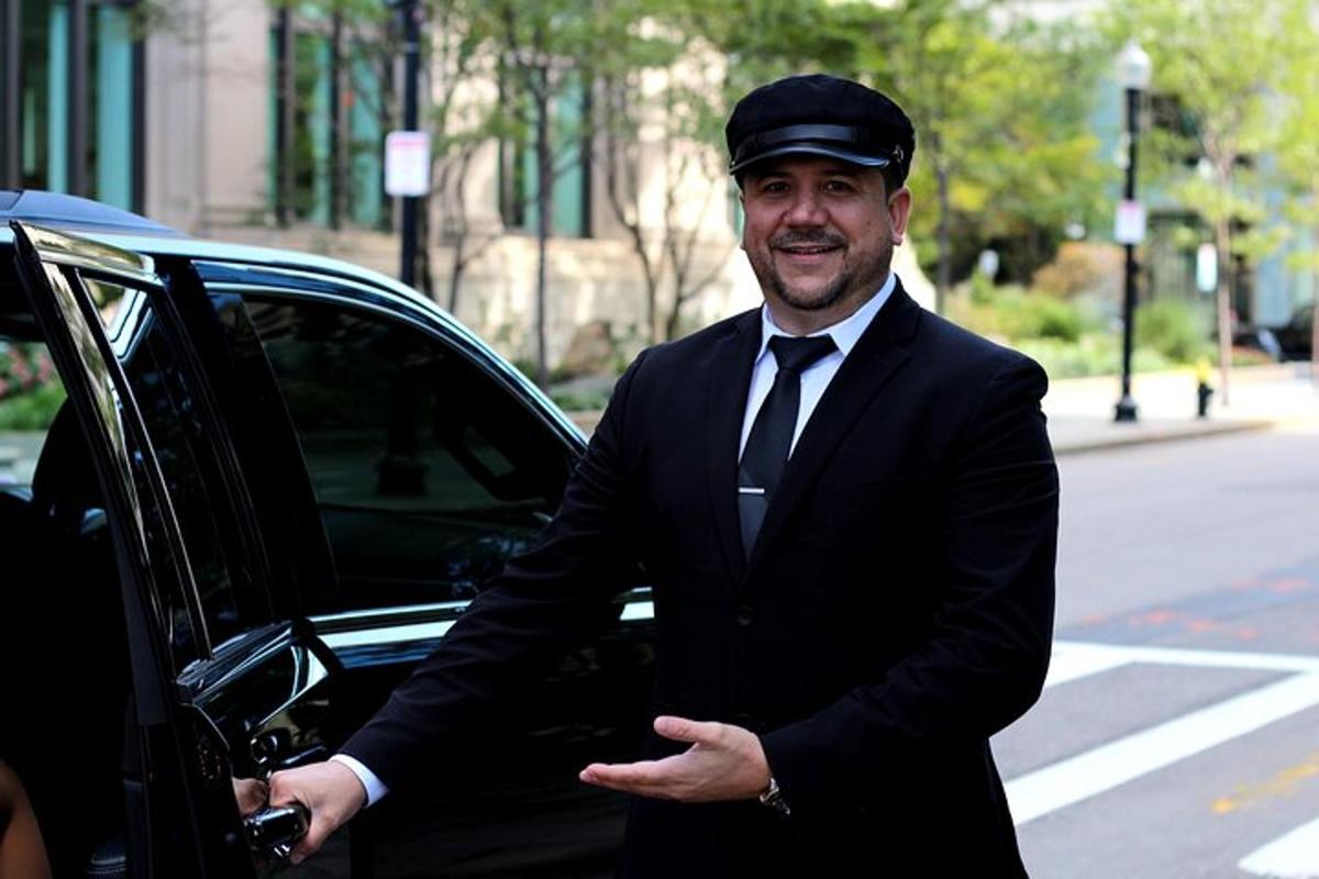un uomo in giacca e cappello sta scendendo da un'auto