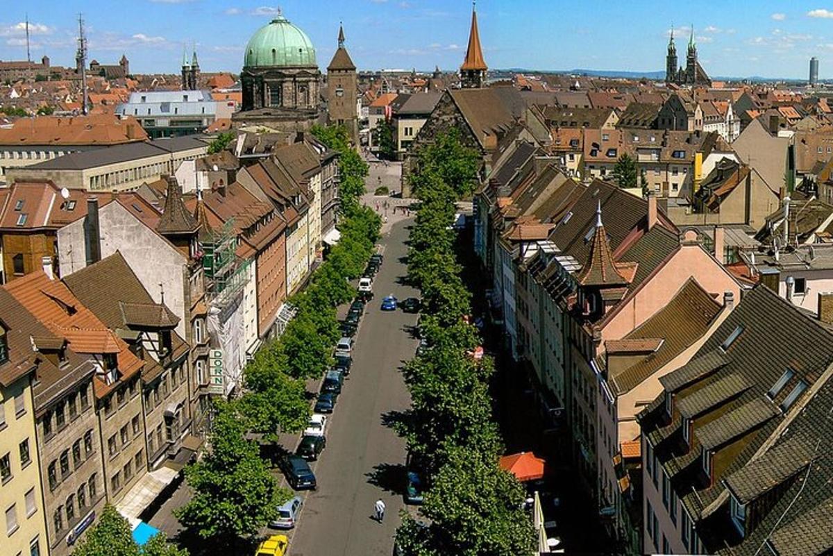 Letecký pohled na město s budovami a ulicí