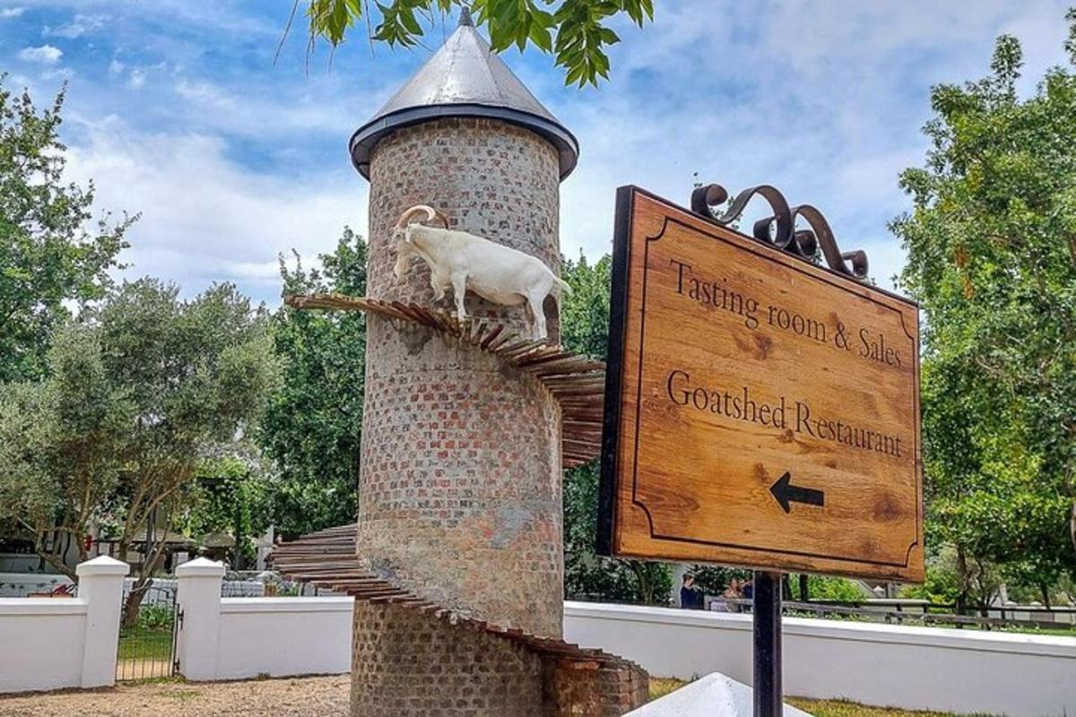 patung kambing di atas menara dengan tanda