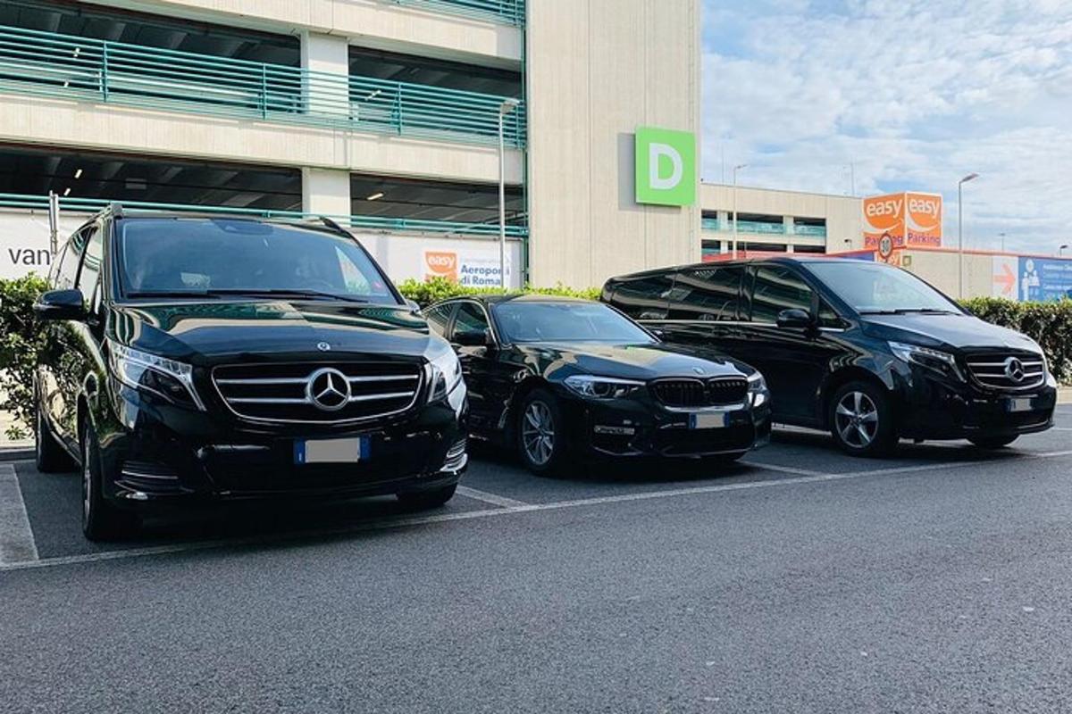 kolm autot pargitud hoone ees asuvale parklale