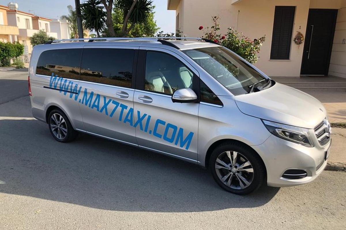 một chiếc xe tải màu bạc đỗ trong bãi đậu xe