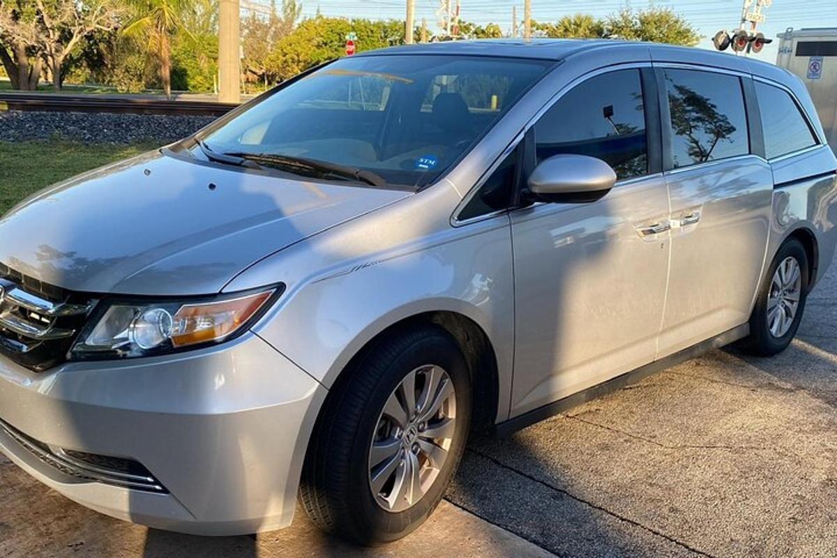 um carro prateado estacionado em um estacionamento