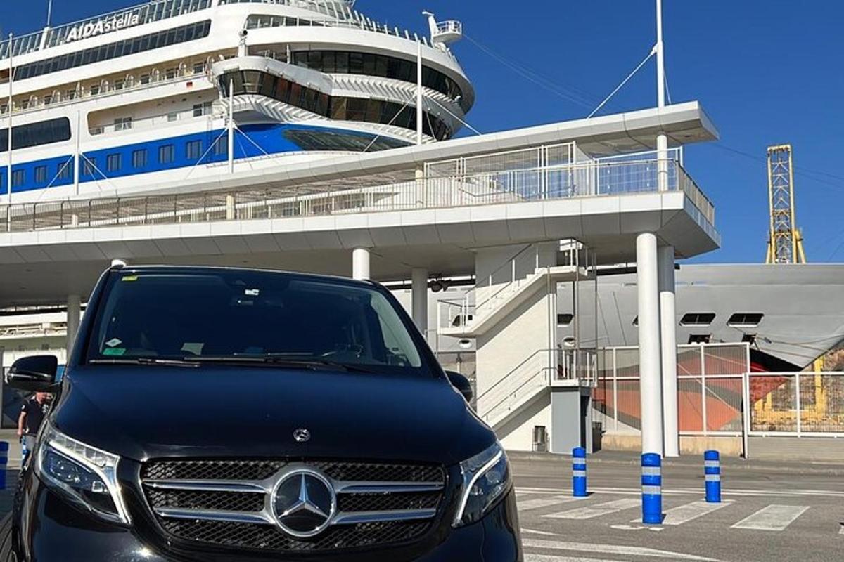 sebuah van mercedes diletakkan di hadapan sebuah kapal persiaran