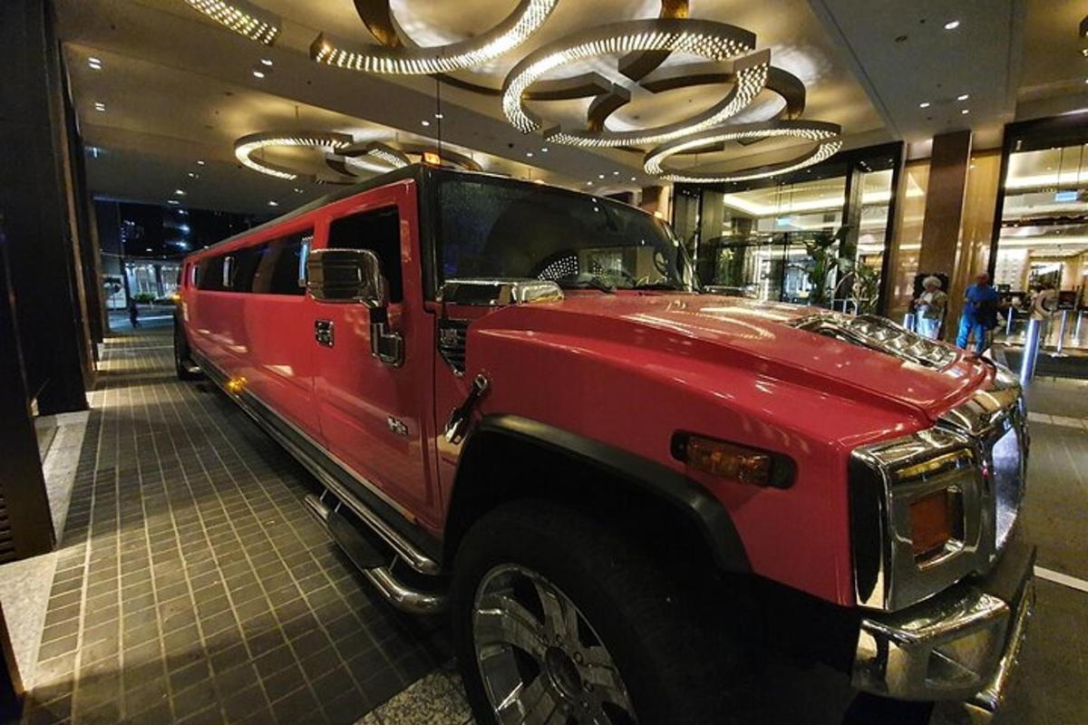Un camión rojo está en exhibición en una tienda.