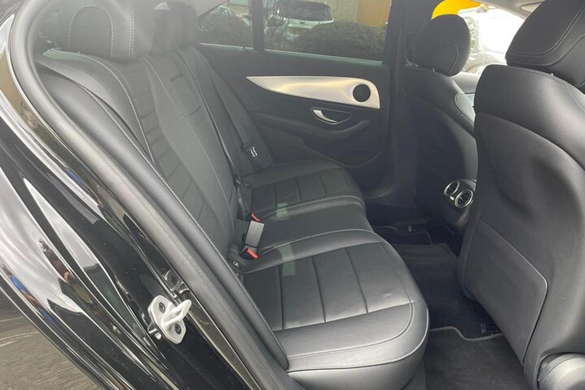 auto tagaiste, mille tagaistmed on alla lastud