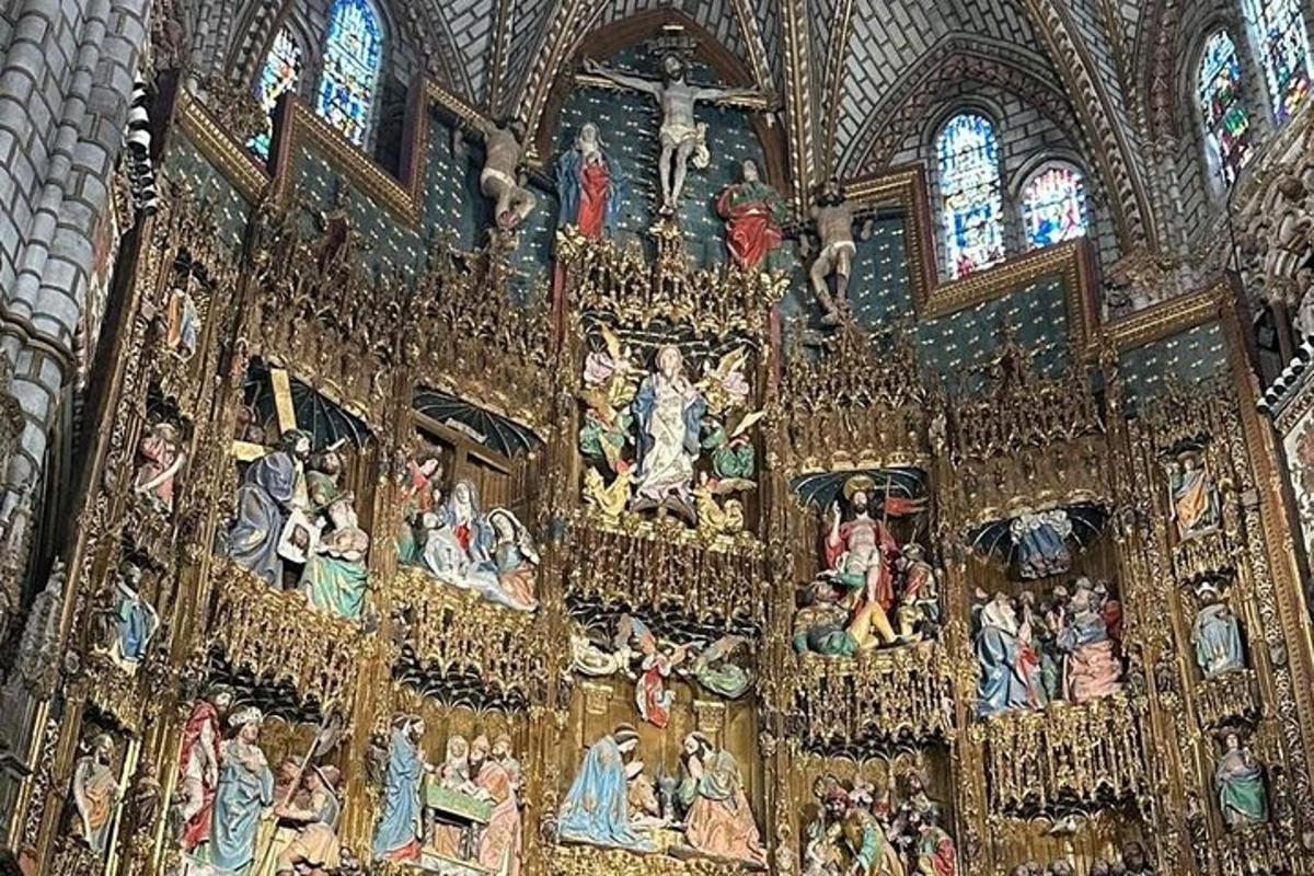 isang malaking katedral na may maraming painting sa dingding