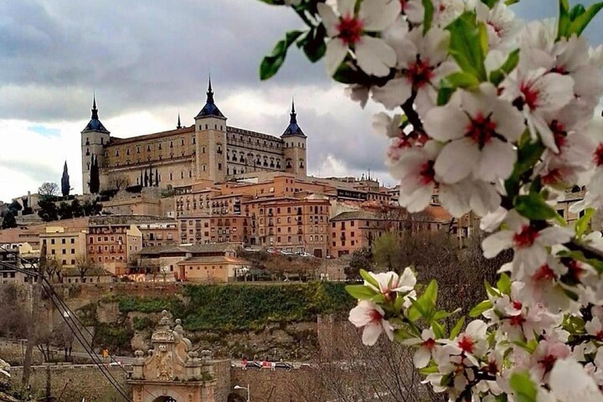 un grande edificio in cima a una collina con fiori