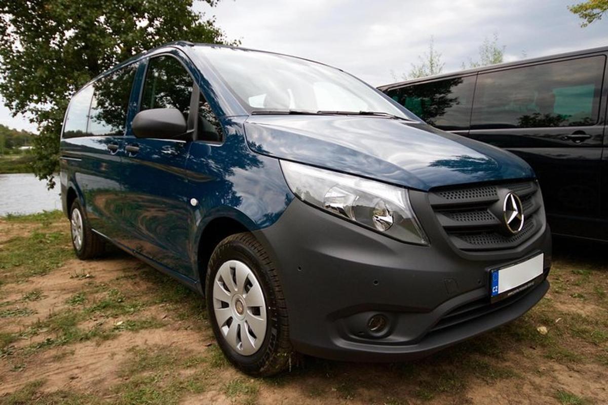 modré auto zaparkované vedle dodávky