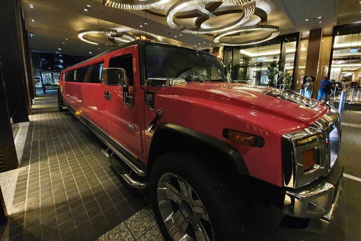 Un coche rojo está en exhibición en una tienda.