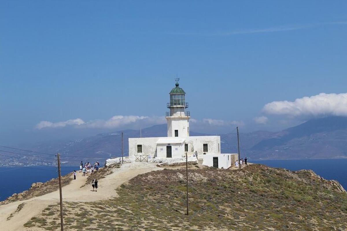 egy világítótorony egy domb tetején az óceánnal
