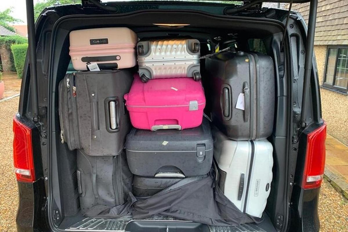 un bagagliaio aperto di un'auto pieno di bagagli