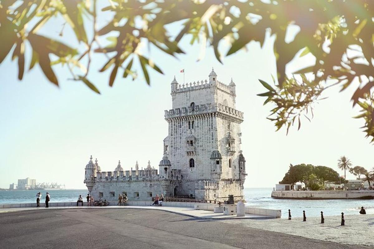 un edifici blanc a l'aigua al costat de l'oceà