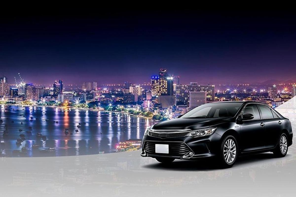 černé auto zaparkované na vrcholu městské panoramaty